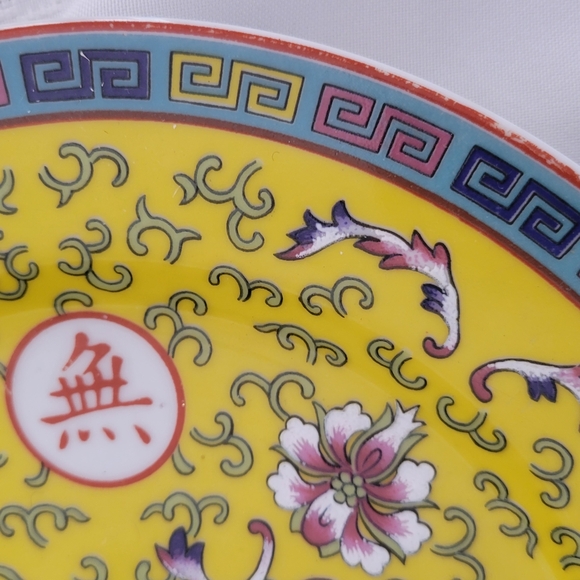 Set of 3- Mun Shou-Yellow Dinner Plates - Picture 7 of 8